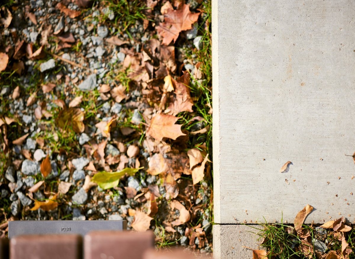 Freilicht-Theater Der Open-Air-Zuschauerraum der Freilichtbühne fasst 500 Personen. Die Außenanlagen mit der Technik und den Bänken haben wir erneuert. Die Stufen im Gelände wurden aus Beton-Fertigsteilen hergestellt. Die Sicherheitsbeleuchtung und die Notstromversorgung wurde gemäß Brandschutzkonzept realisiert.