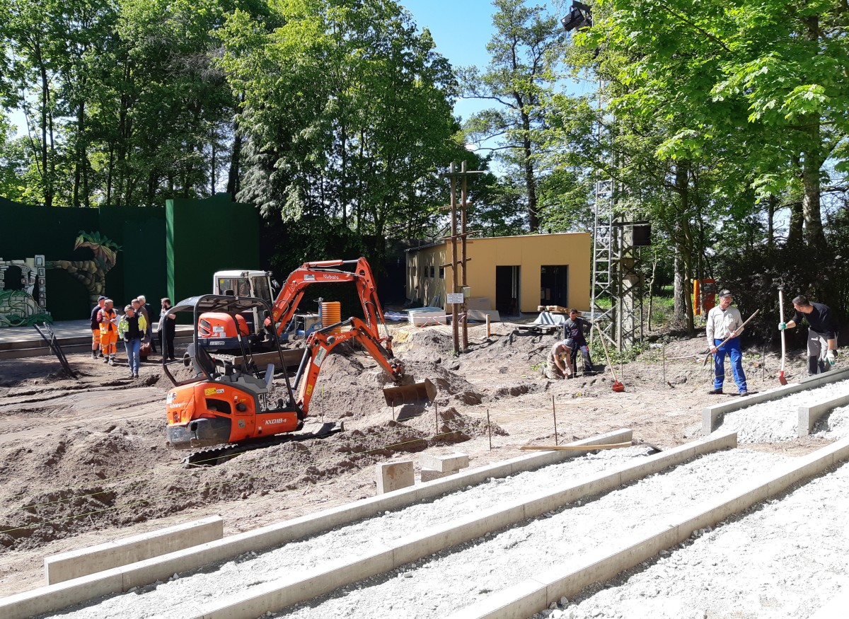 Freilicht-Theater Der Open-Air-Zuschauerraum der Freilichtbühne fasst 500 Personen. Die Außenanlagen mit der Technik und den Bänken haben wir erneuert. Vom neuen Technikgebäude aus hat man einen guten Überblick.