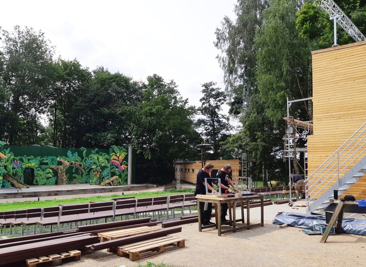 Freilicht-Theater Der Open-Air-Zuschauerraum der Freilichtbühne fasst 500 Personen. Die Außenanlagen mit der Technik und den Bänken haben wir erneuert. Vom neuen Technikgebäude aus hat man einen guten Überblick.