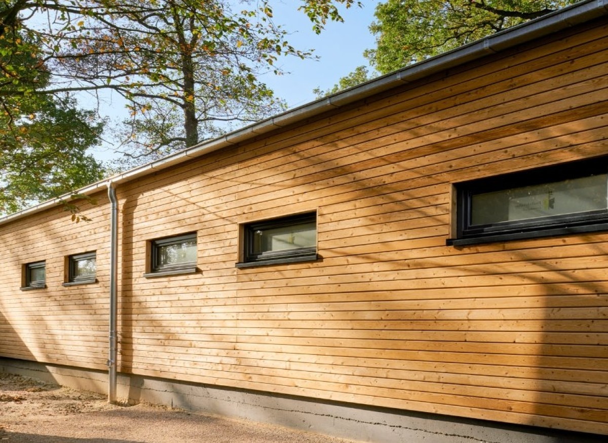 Freilicht-Theater Der Open-Air-Zuschauerraum der Freilichtbühne fasst 500 Personen. Das neue WC-Gebäude ist für die hohe Besucherzahl nach Versammlungsstätten-Verordnung ausgestattet.