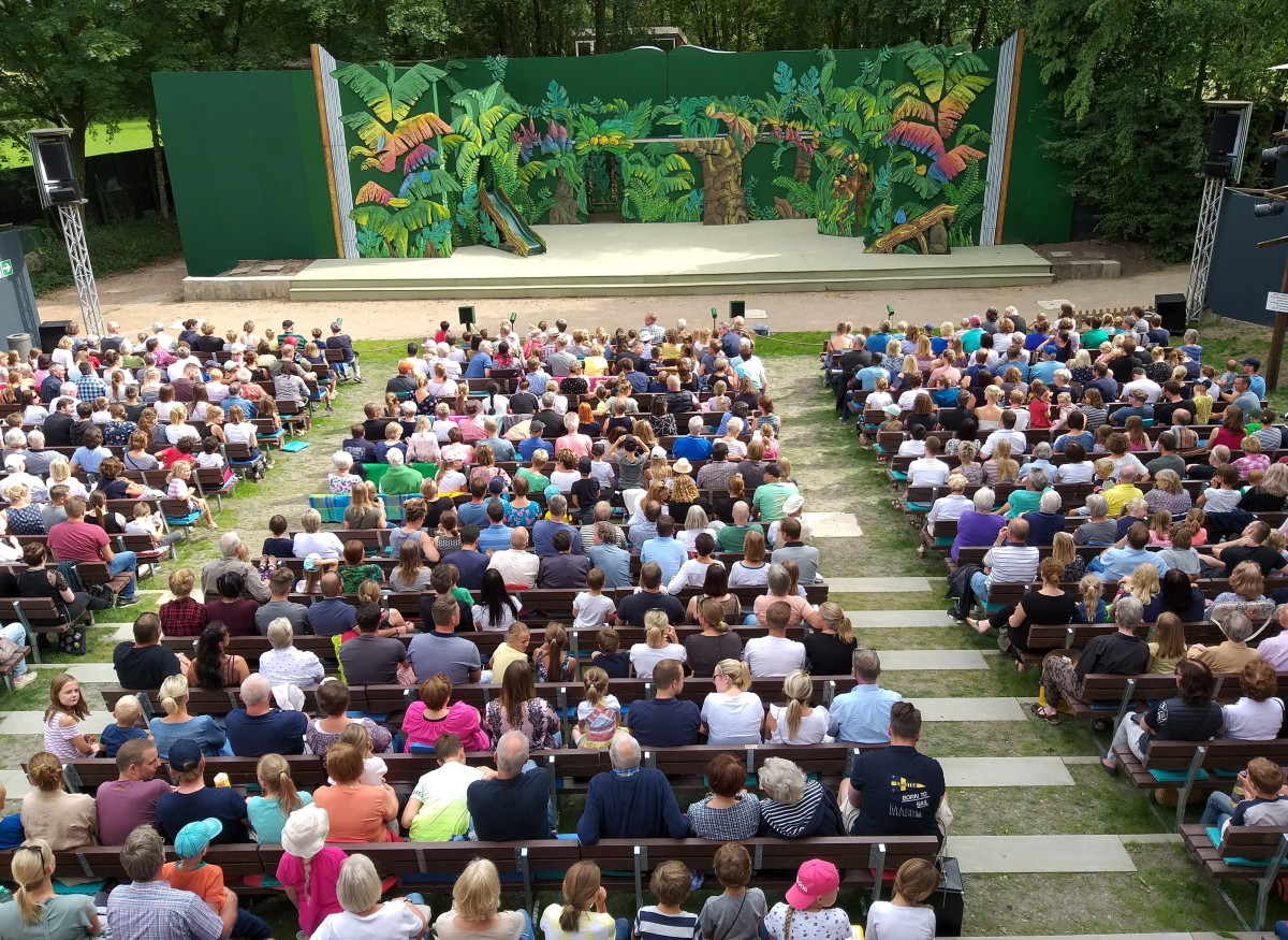 Freilicht-Theater Der Open-Air-Zuschauerraum der Freilichtbühne fasst 500 Personen. Die Außenanlagen mit der Technik und den Bänken haben wir erneuert. Vom neuen Technikgebäude aus hat man einen guten Überblick.