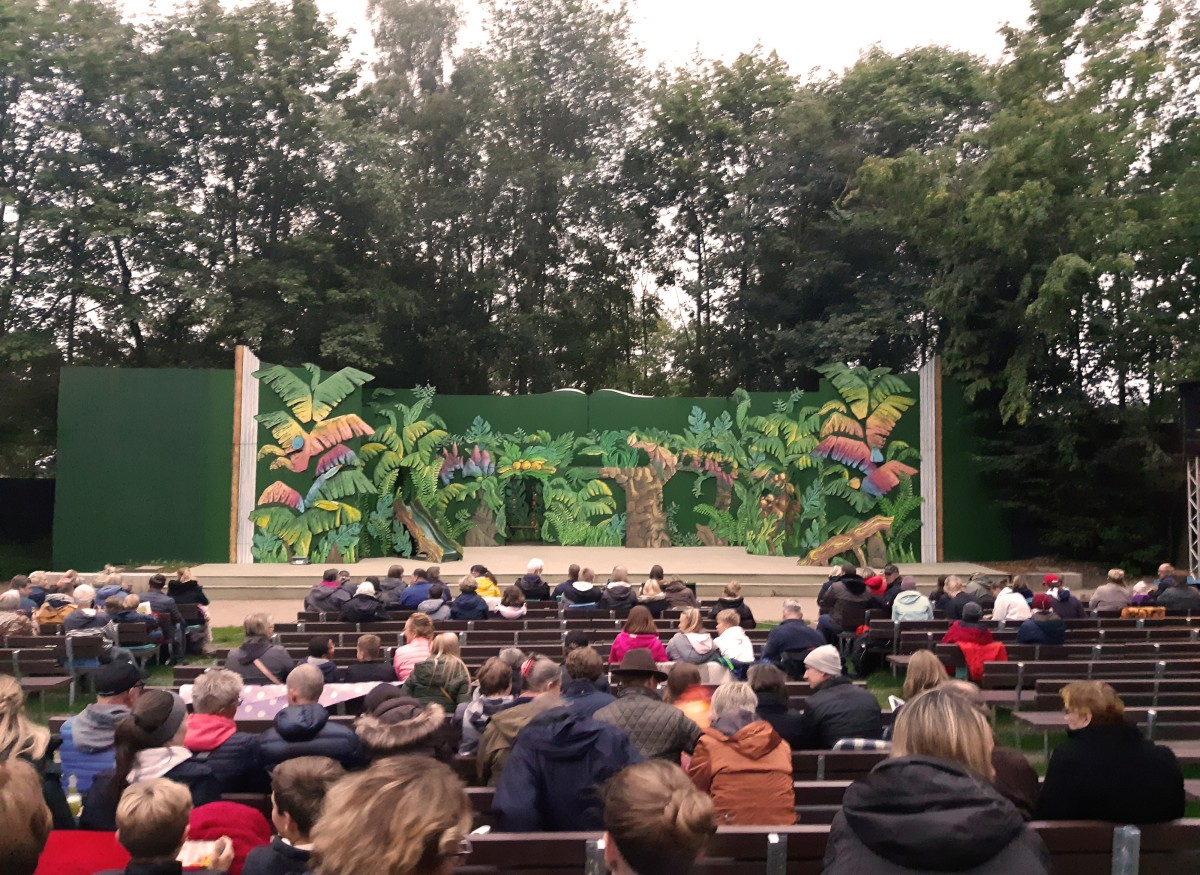 Freilicht-Theater Der Open-Air-Zuschauerraum der Freilichtbühne fasst 500 Personen. Die Außenanlagen mit der Technik und den Bänken haben wir erneuert. Vom neuen Technikgebäude aus hat man einen guten Überblick.