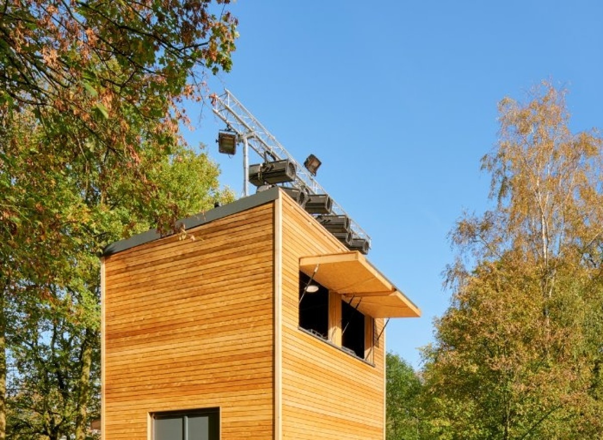 Freilicht-Theater Der Open-Air-Zuschauerraum der Freilichtbühne fasst 500 Personen. Die Außenanlagen mit der Technik und den Bänken haben wir erneuert. Vom neuen Technikhaus wird die Bühnentechnik mit Licht und Ton zentral gesteuert.