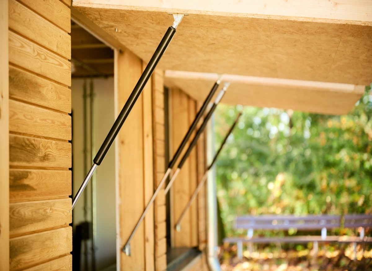 Freilicht-Theater Der Open-Air-Zuschauerraum der Freilichtbühne fasst 500 Personen. Das neue Technikhaus hat in die Holzverschalung integrierte Klappläden bekommen.