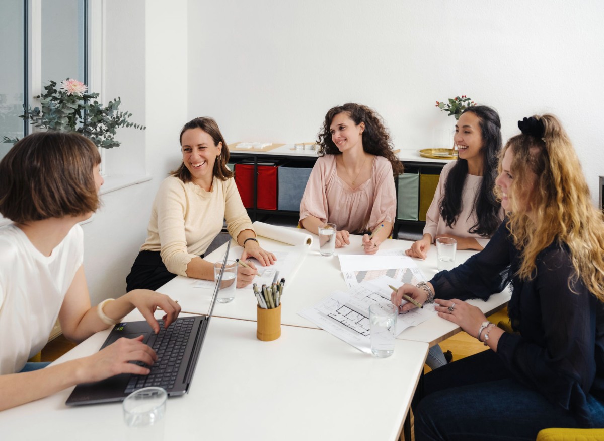Inspiration Teamarbeit im Workflow die Architektinnen von stadtcontur Iris Talle Architekten sitzen in ihrem Besprechungsraum und machen ein Brainstorming für den nächsten Entwurf.