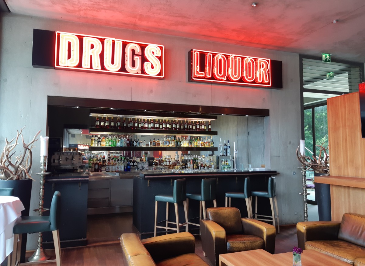 Inspiration Lounge In Salzburg gibt es das Museum der Moderne mit einer Bar und Restaurant. Sehr empfehlenswert! Das Ambiente ist toll und hat uns inspiriert. Neben drugs und liquor gibt es dort auch gute Gespräche.