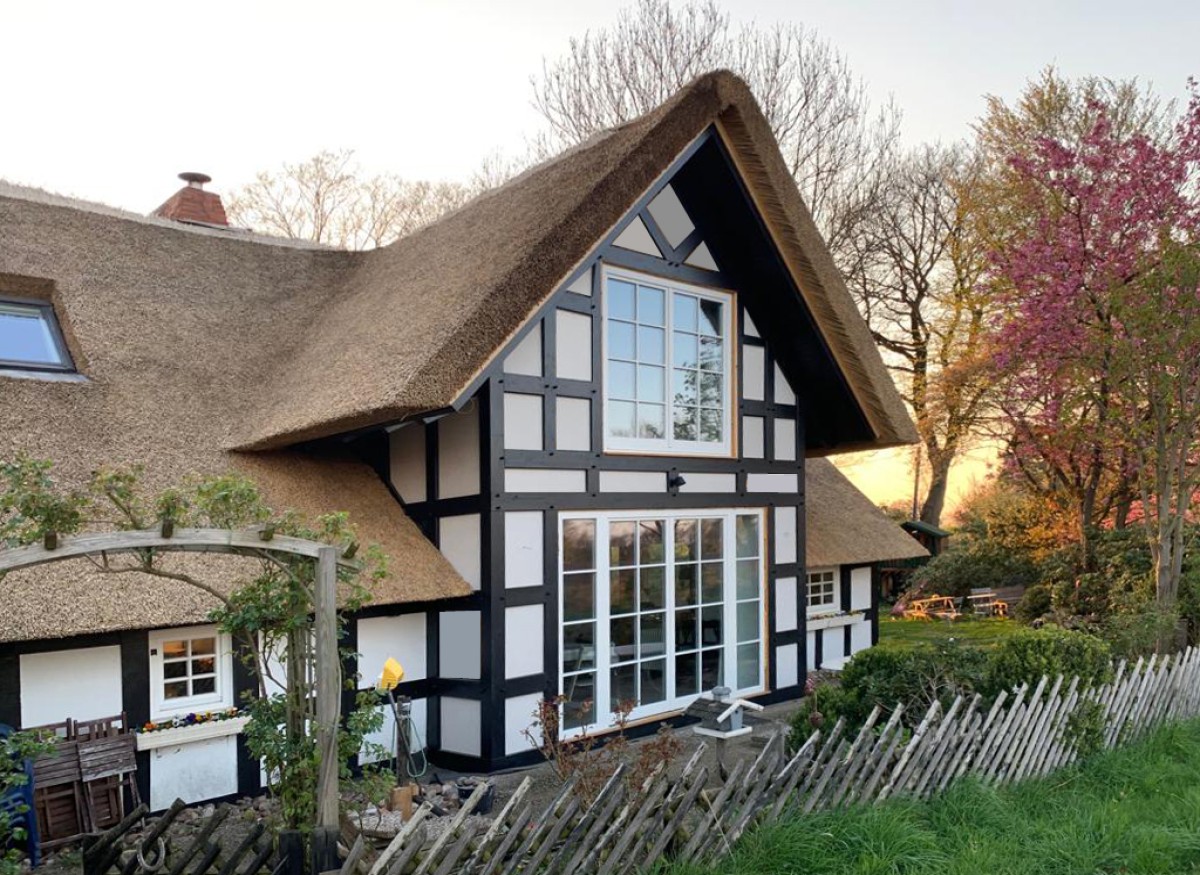 Reetdach Haus Das Reetdach Haus wurde erweitert und bietet nun schöne Ausblicke in die weite Landschaft. Die historische Bausubstanz wurde erhalten und behutsam ergänzt.