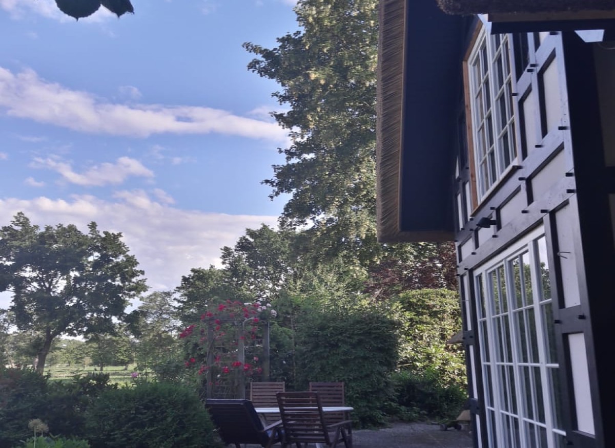 Reetdach Haus Das Reetdach Haus wurde erweitert und bietet nun schöne Ausblicke in die weite Landschaft. Die historische Bausubstanz wurde erhalten und behutsam ergänzt.