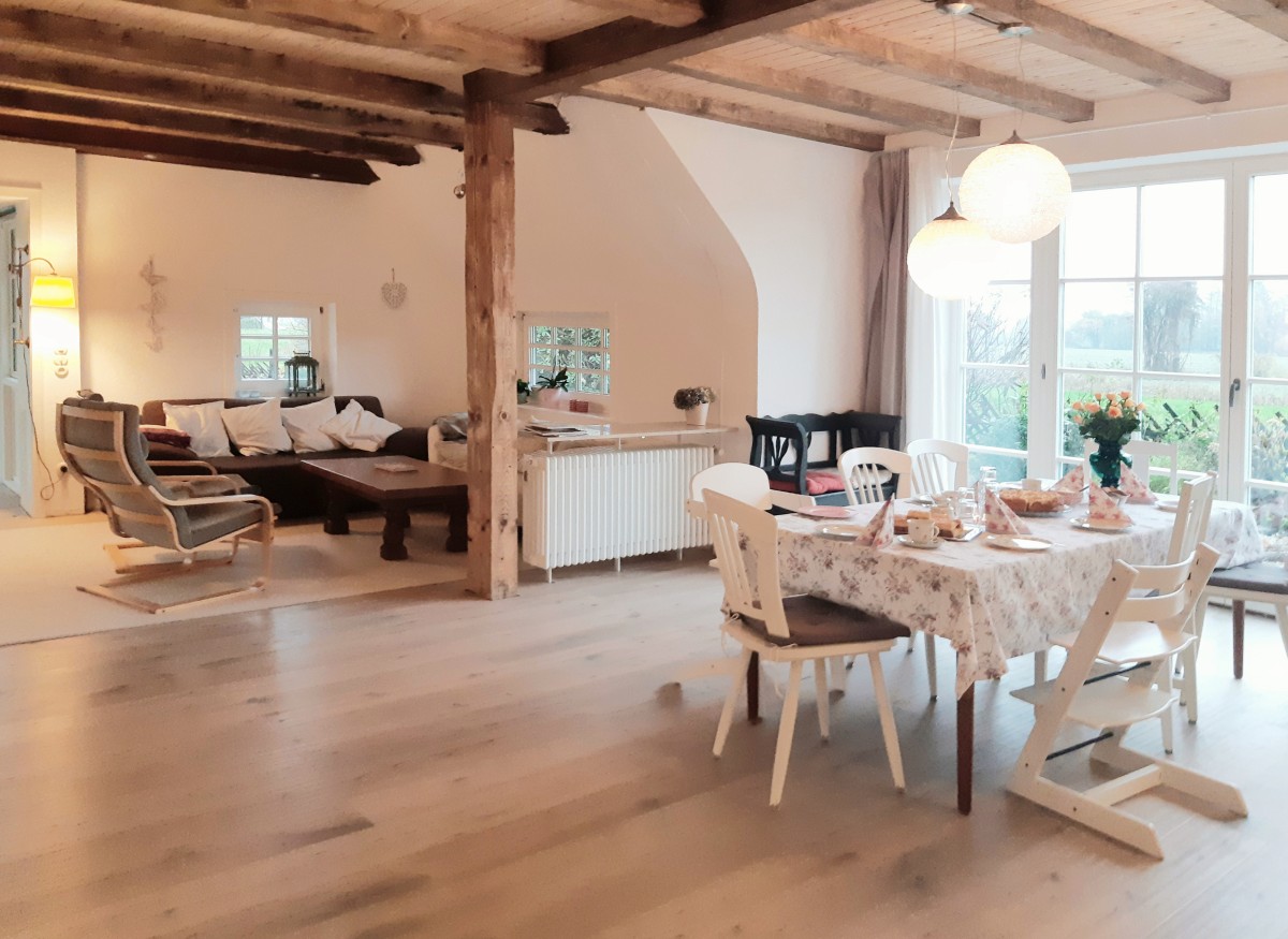 Reetdach Haus Das Reetdach Haus wurde erweitert und bietet nun schöne Ausblicke in die weite Landschaft. Die historische Bausubstanz wurde erhalten und behutsam ergänzt.