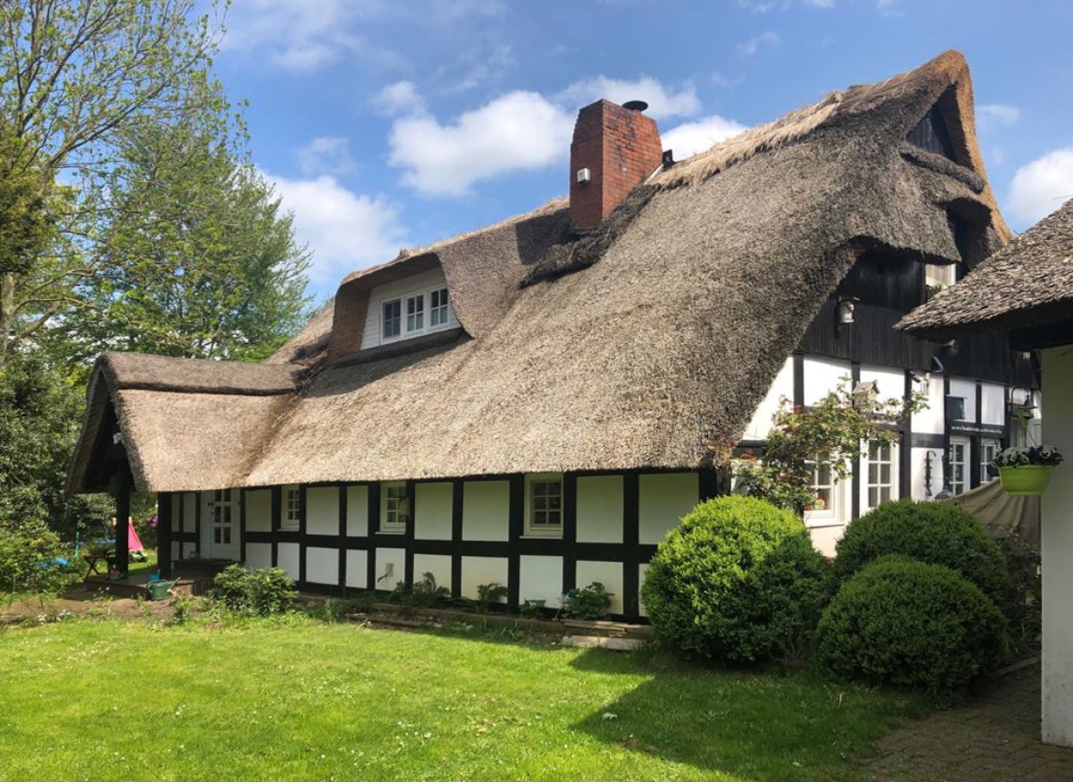 Reetdach Haus Das Reetdach Haus wurde erweitert und bietet nun schöne Ausblicke in die weite Landschaft. Die historische Bausubstanz wurde erhalten und behutsam ergänzt.