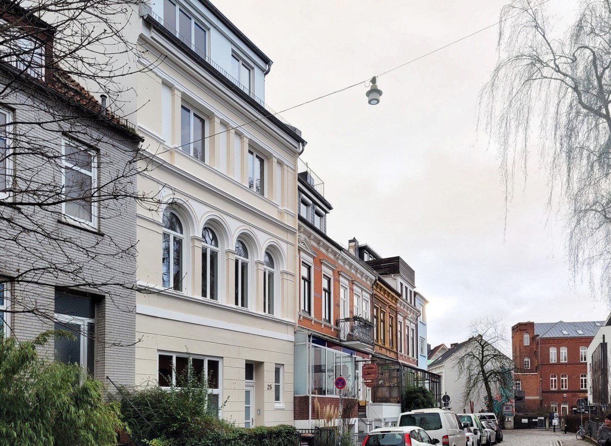 Altbremer Haus mit 3 Wohnungen und einer Werkstatt Historische Fassade Altbau Bauen im Bestand Stuck Rundbogenfenster Straßenbild Aufwertung Kernsanierung Wohnungsbau Nachverdichtung