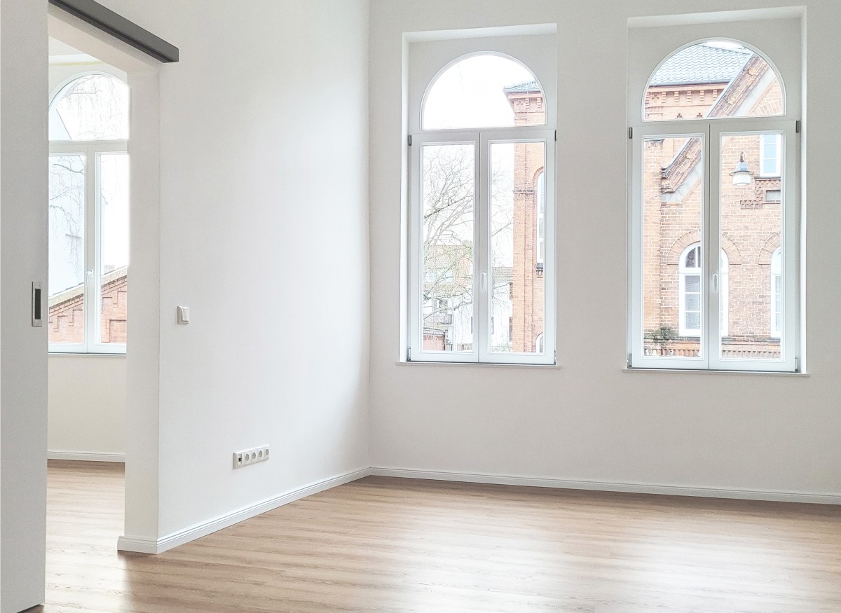 Belle Etage Historische Fassade Altbau Bauen im Bestand Stuck Rundbogenfenster Belle Etage Kernsanierung Wohnungsbau Nachverdichtung Offene Küche