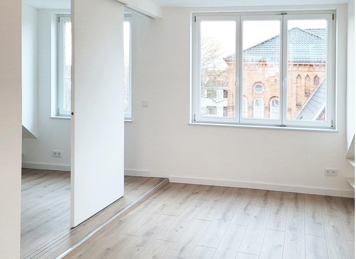 Dachgeschoss vorne Historische Fassade Altbau Bauen im Bestand Stuck Rundbogenfenster Belle Etagè Kernsanierung Wohnungsbau Nachverdichtung Aufstockung