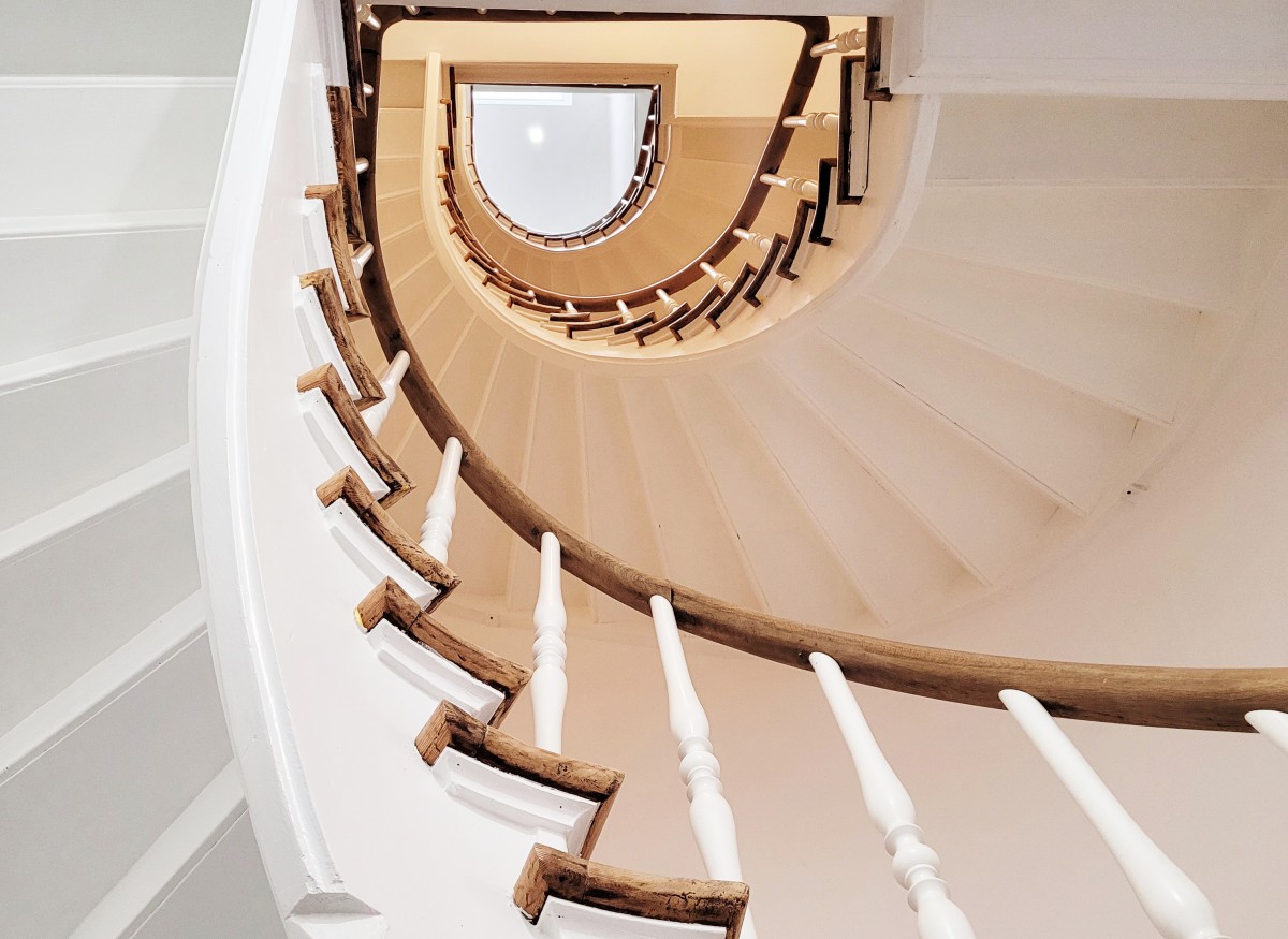 Holztreppe im Altbremer Haus Historische Fassade Altbau Bauen im Bestand Stuck Rundbogenfenster Belle Etagè Kernsanierung Wohnungsbau Nachverdichtung Wendeltreppe Holztreppe Architektur Bremen Architektin