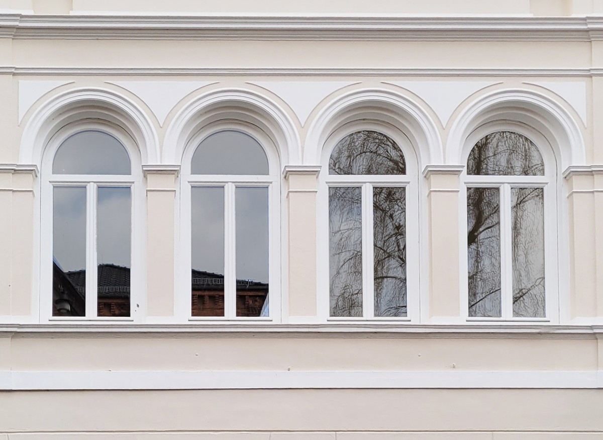Historische Fassade Historische Fassade Altbau Bauen im Bestand Stuck Rundbogenfenster Belle Etagè Kernsanierung Wohnungsbau Nachverdichtung