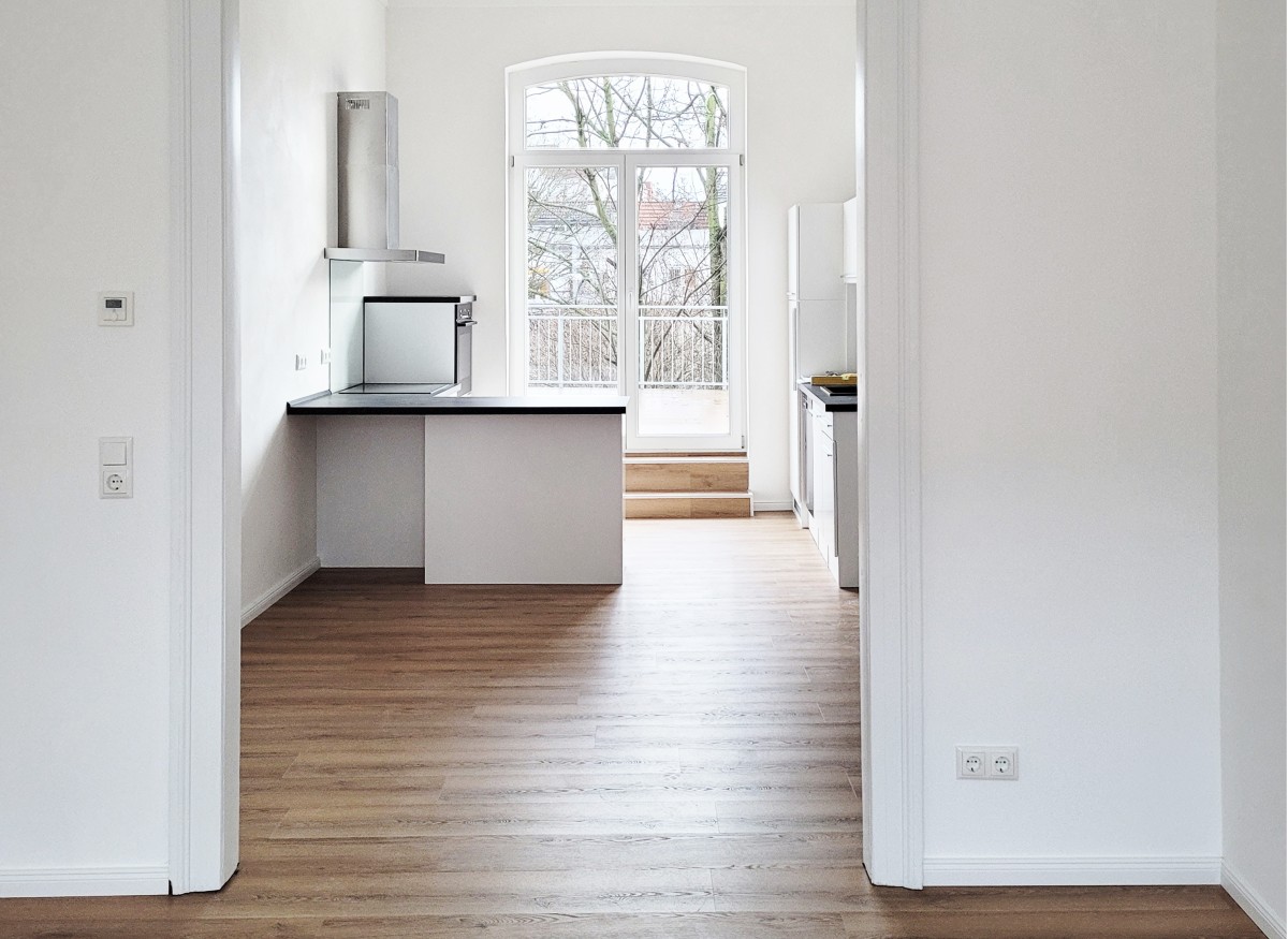 Offen Küche im Altbremer Haus Historische Fassade Altbau Bauen im Bestand Stuck Rundbogenfenster Belle Etagè Kernsanierung Wohnungsbau Nachverdichtung