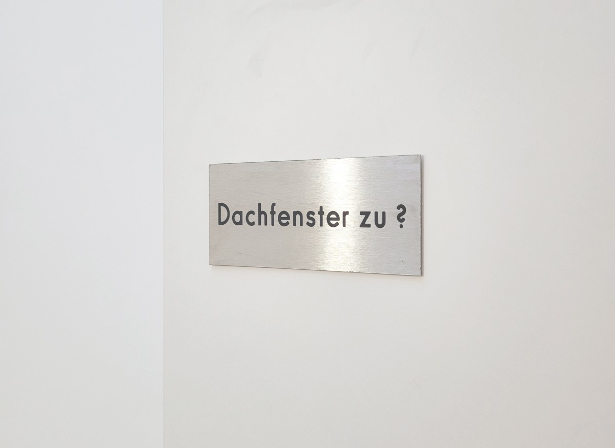 Dachfenster zu? Historische Fassade Altbau Bauen im Bestand Stuck Rundbogenfenster Belle Etagè Kernsanierung Wohnungsbau Nachverdichtung
