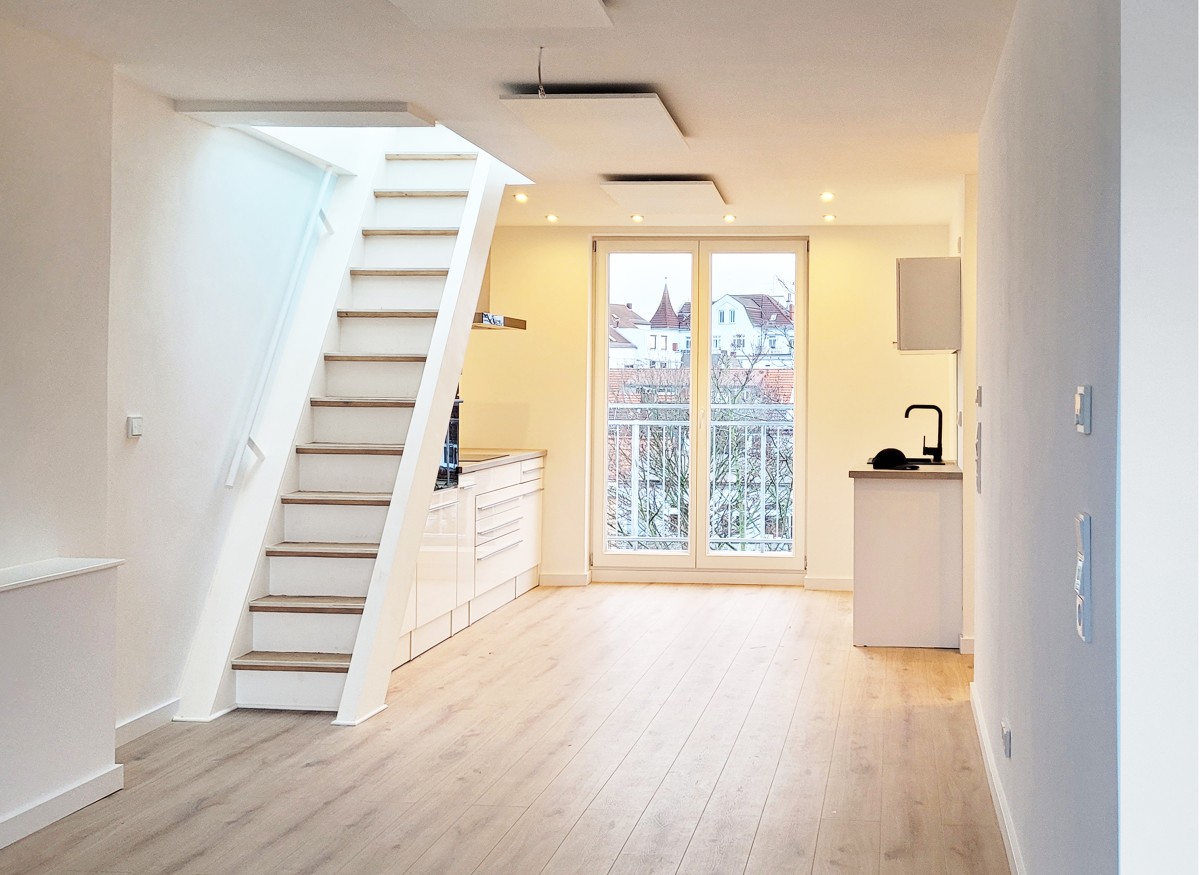 Treppe auf das Dach Historische Fassade Altbau Bauen im Bestand Stuck Rundbogenfenster Belle Etage Kernsanierung Wohnungsbau Nachverdichtung