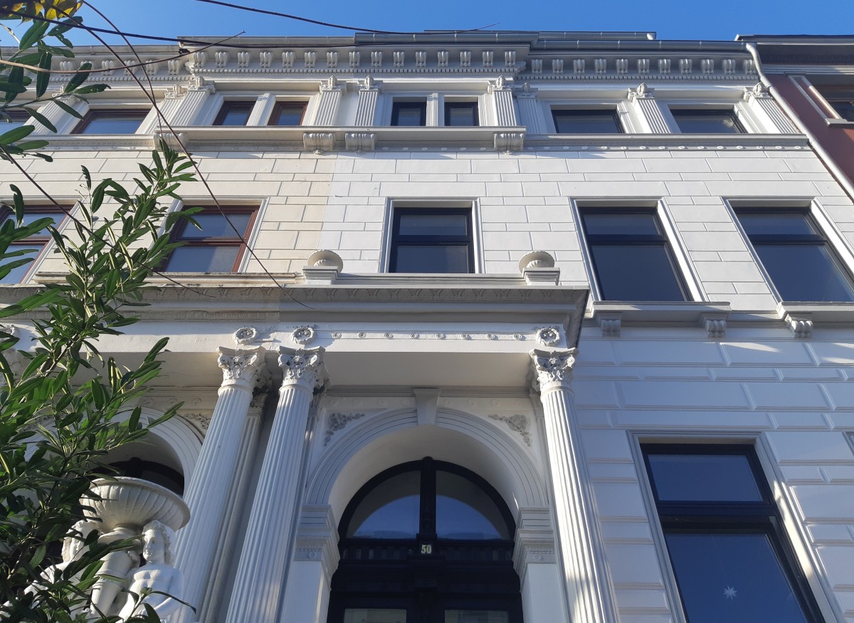 Sanierte Stuckfassade eines Altbremer Hauses Die Stuckfassade wurde saniert und neu gestrichen. Die Haustür wurde aufgearbeitet und neue Holzfenster mit Schallschutzverglasung wurden eingebaut.