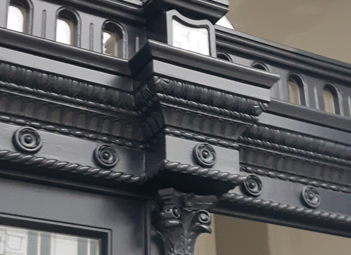 Renovierte Haustür eines Altbremer Hauses Durch sorgfältige Tischlerarbeiten wurden die Originalbauteile der historischen Haustür wieder aufgearbeitet und mit moderner Schließtechnik versehen.