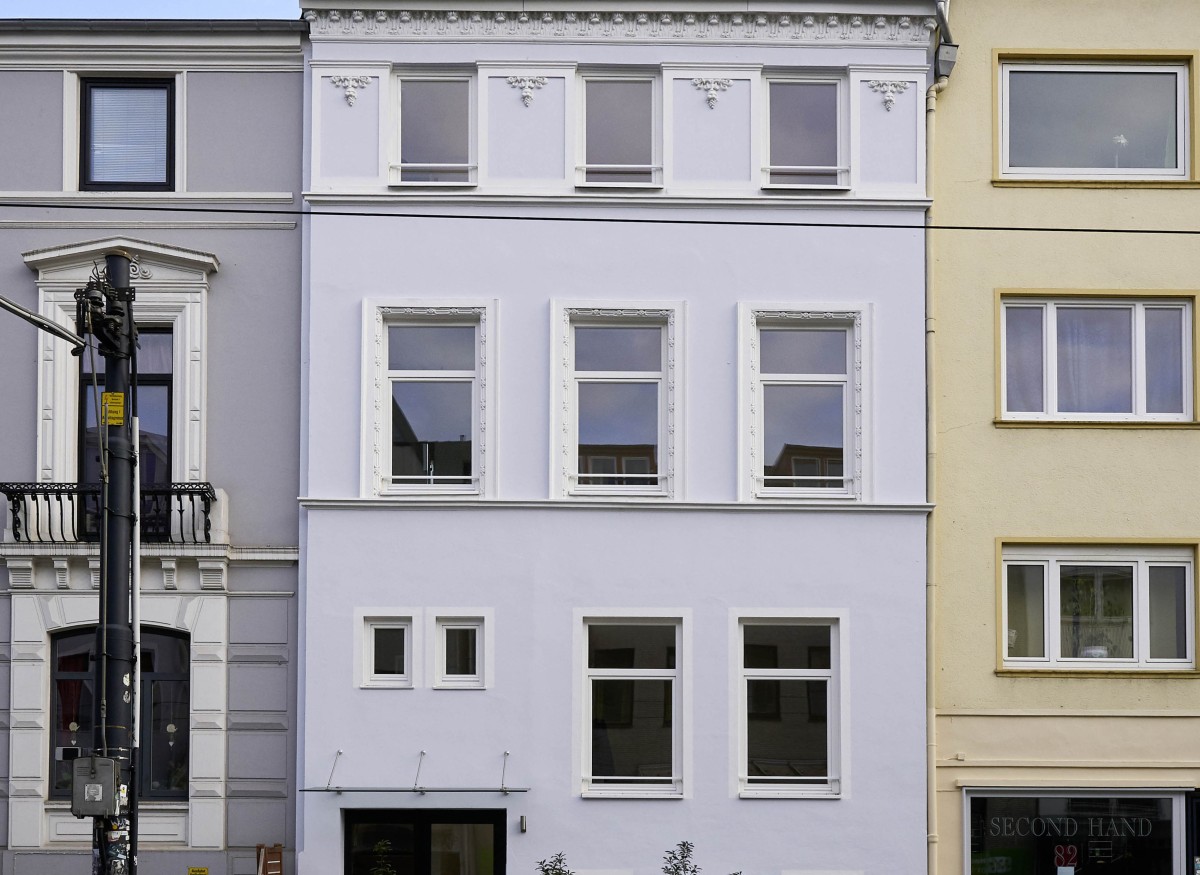 Stuckfassade eines Altbremer Hauses Die Stuckfassade des Altbremer Hauses wurde restauriert und neu gestrichen. Über der neuen Haustür wurde ein Vordach aus Glas eingebaut.