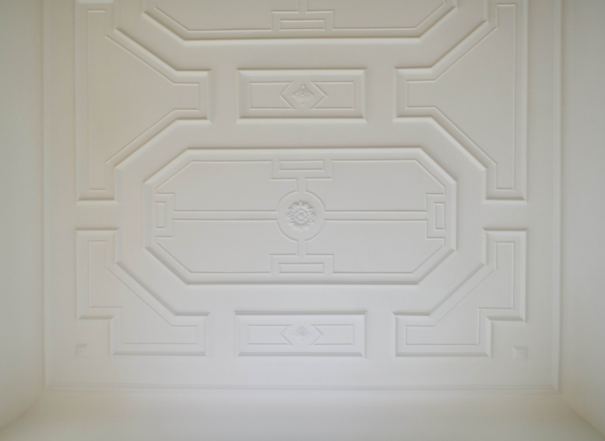 Stuckdecke Die Decke mit bauzeitlichem Stuck wurde liebevoll restauriert. Fehlende Stuckelemente wurden nach historischen Vorbildern ergänzt.