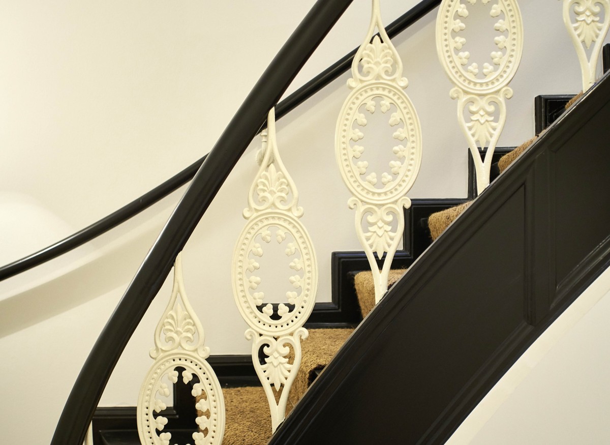 Treppe Altbremer Haus Die historische Treppe wurde liebevoll restauriert. Die Geländer aus Gußeisen und Holz wurden aufgearbeitet und neu lackiert. Die Stufen erhielten einen farblich passenden Kokosbelag mit nichtbrennbarer Imprägnierung.