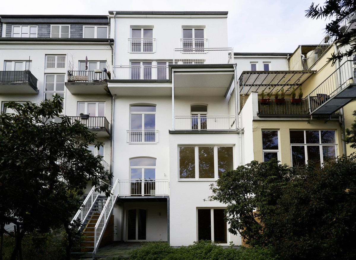 Gartenfassade Altbremer Haus Das Altbremer Haus wurde um ein Geschoss aufgestockt. Die Gartenfassade hat bodentiefe Fenster erhalten und neue Balkone und Dachterrassen.