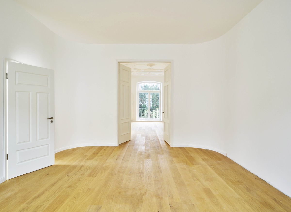 Belle Etage Die Belle Etage des Altbremer Hauses hat große Raumhöhen und stuckverzierte Decken. Der Boden wurde mit einem Vollholz-Parkett erneuert. Die historischen Kassettentüren wurden sorgfältig aufgearbeitet.