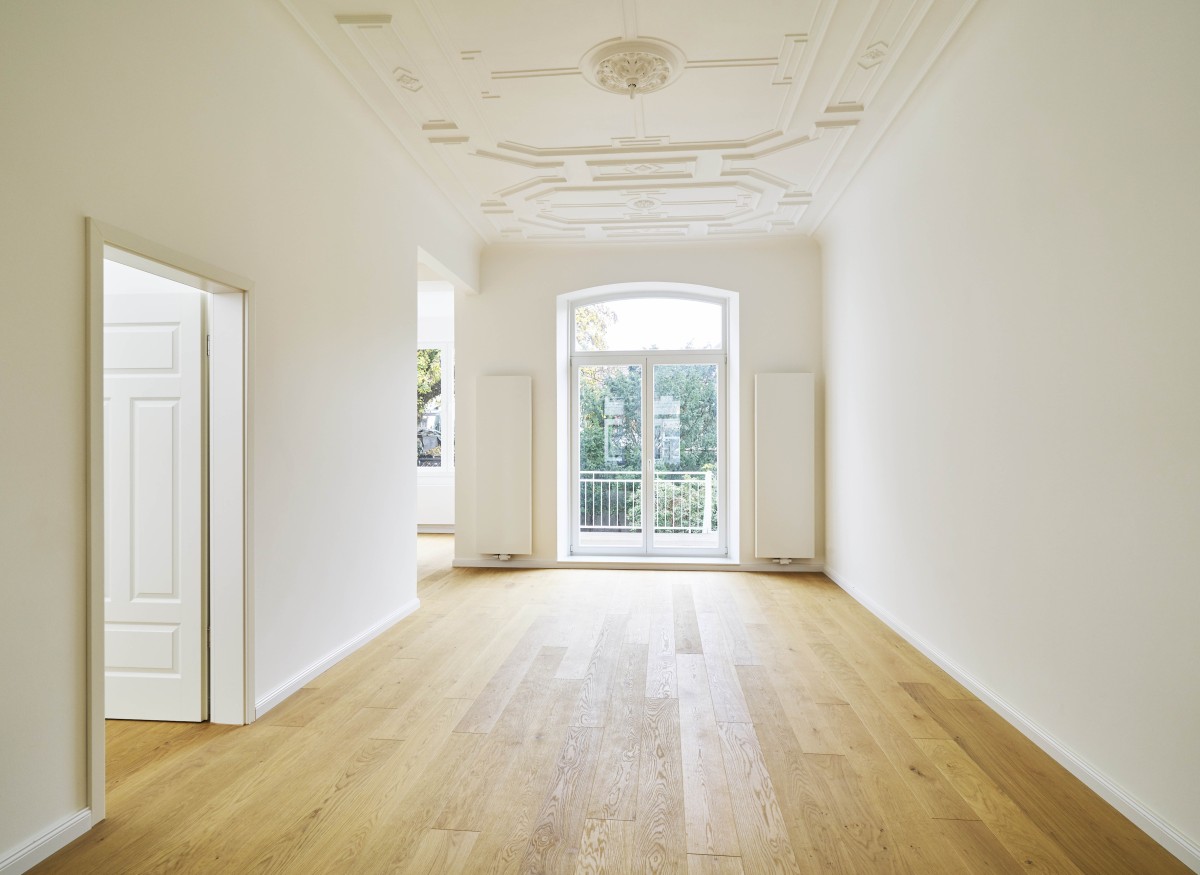 Belle Etage Die Belle Etage des Altbremer Hauses hat große Raumhöhen und stuckverzierte Decken. Der Boden wurde mit einem Vollholz-Parkett erneuert. Die historischen Kassettentüren wurden sorgfältig aufgearbeitet.