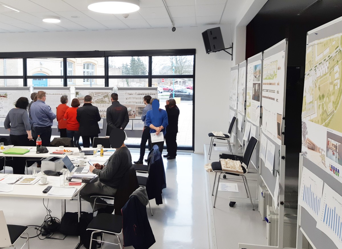 Wettbewerbsbetreuung Jurysitzung mit Ausstellung der Arbeiten. Wir haben den Erläuterungsbericht erstellt und den Erläuterungsrundgang durchgeführt. Nun finden die einzelnen Wertungsrundgänge statt. Am Ende des Tages stehen die Preisträger für den Wettbewerb eines KiTa-Neubaus fest.