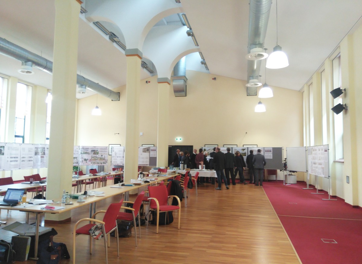 Wettbewerbsbetreuung Jurysitzung mit Ausstellung der Arbeiten. Wir haben den Erläuterungsbericht erstellt und den Erläuterungsrundgang durchgeführt. Nun finden die einzelnen Wertungsrundgänge statt. Am Ende des Tages stehen die Preisträger für den Wettbewerb der Umbauten der Mehrfamilienhäuser aus den 1950er Jahren fest.