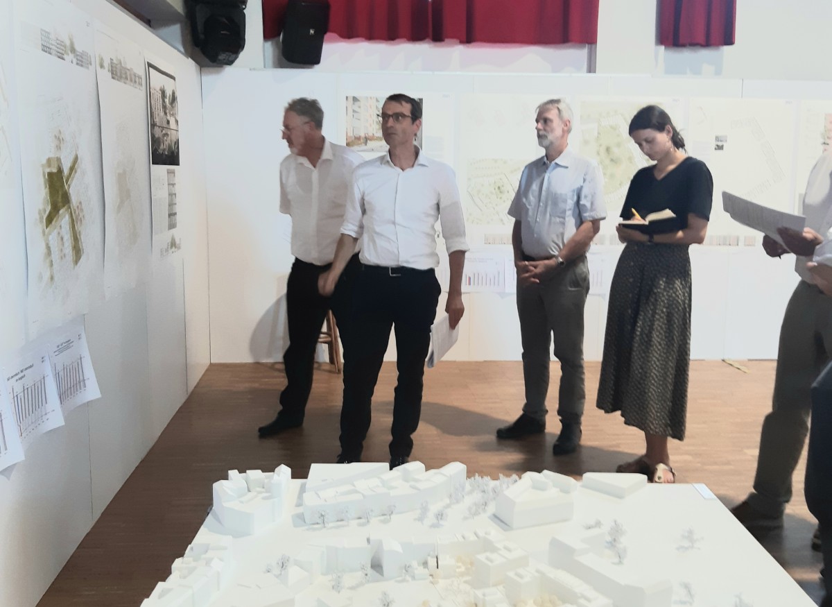 Wettbewerbsbetreuung Jurysitzung mit Ausstellung der Arbeiten. Wir haben den Erläuterungsbericht erstellt und den Erläuterungsrundgang durchgeführt. Nun finden die einzelnen Wertungsrundgänge statt. Am Ende des Tages stehen die Preisträger für den städtebaulichen Wettbewerb für den Neubau eines Wohnblocks fest.